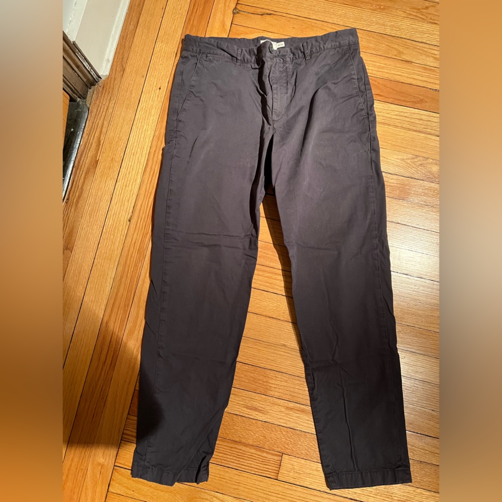 Men’s Club Monaco Chino’s Size 33W 32L in good condition. Bennet straight fit